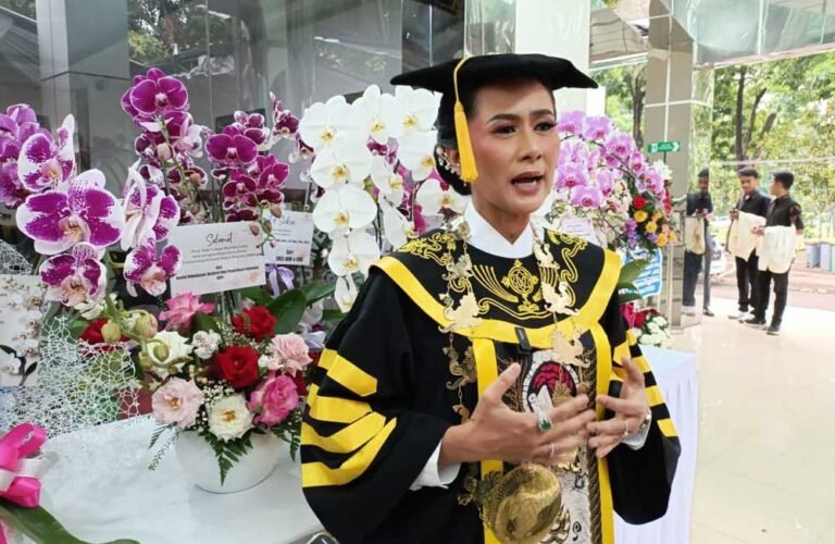 Universitas Kristen Satya Wacana (UKSW) menggelar Fun Games 2025 di Lapangan John Osok, Jumat (7/11/2025), untuk menyambut Dies Natalis ke-69. Kegiatan bertema Fun Together, Stronger Forever! ini diikuti ratusan civitas academica dengan berbagai permainan tradisional yang menumbuhkan semangat kebersamaan dan kekeluargaan kampus.