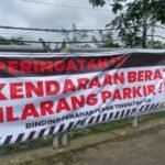 Retakan dinding penahan jembatan U-turn di dekat Nasmoco Bergas kembali meluas akibat truk berat kerap parkir di lokasi terlarang. Koordinator Pengawas PPK 3.3, Teguh Budi Harsono, Senin 24 November 2025, menjelaskan kerusakan terjadi karena beban berlebih. Upaya sosialisasi dan pemasangan rambu terus dilakukan untuk mencegah bahaya runtuh.