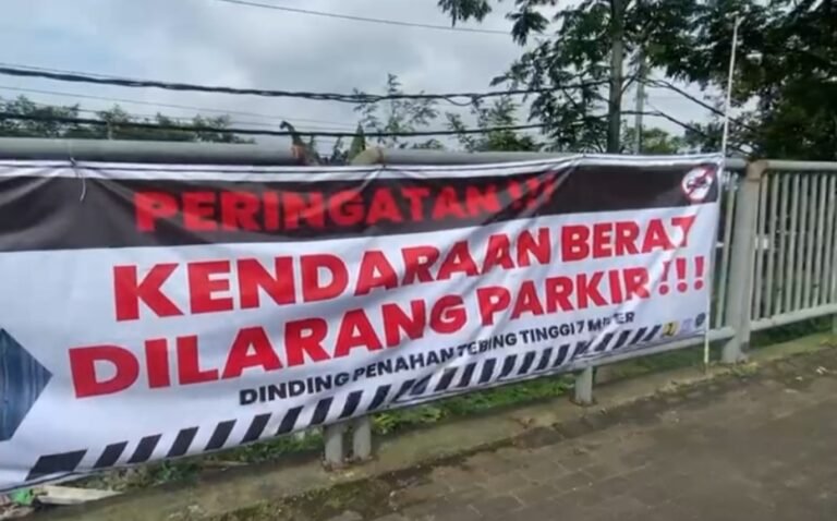 Retakan dinding penahan jembatan U-turn di dekat Nasmoco Bergas kembali meluas akibat truk berat kerap parkir di lokasi terlarang. Koordinator Pengawas PPK 3.3, Teguh Budi Harsono, Senin 24 November 2025, menjelaskan kerusakan terjadi karena beban berlebih. Upaya sosialisasi dan pemasangan rambu terus dilakukan untuk mencegah bahaya runtuh.