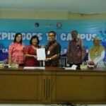 Universitas Kristen Satya Wacana melalui FISKOM menjadi tuan rumah kegiatan KPI Goes to Campus yang digelar KPID Provinsi Jawa Tengah di Salatiga, Kamis (27/11/2025). Kegiatan ini bertujuan memperkuat literasi media mahasiswa melalui dialog, diskusi, penandatanganan kerja sama, serta pemberian pemahaman kritis dalam menyikapi arus informasi digital.