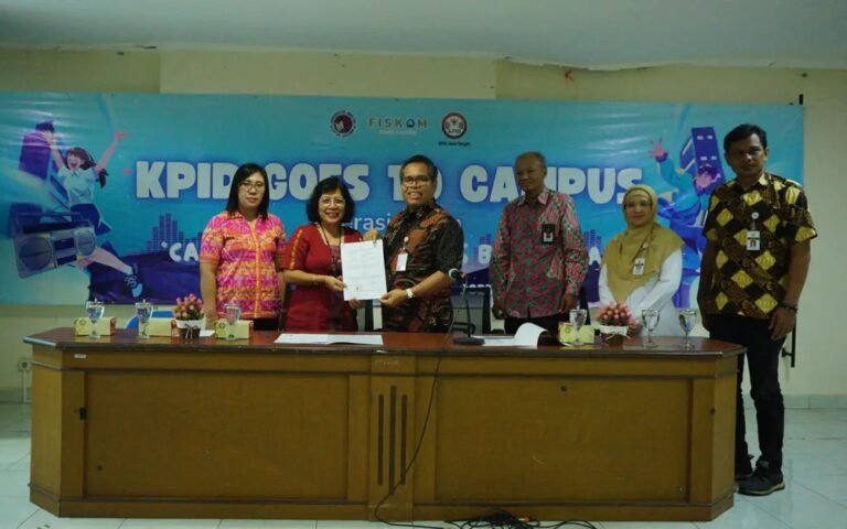 Universitas Kristen Satya Wacana melalui FISKOM menjadi tuan rumah kegiatan KPI Goes to Campus yang digelar KPID Provinsi Jawa Tengah di Salatiga, Kamis (27/11/2025). Kegiatan ini bertujuan memperkuat literasi media mahasiswa melalui dialog, diskusi, penandatanganan kerja sama, serta pemberian pemahaman kritis dalam menyikapi arus informasi digital.