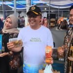 Kepala DKP Jawa Tengah, Endy Faiz Effendy, mengajak masyarakat gemar makan ikan dalam acara Central Java Fish Market di Kantor Gubernur Jateng, Selasa pagi. Ia menegaskan ikan kaya protein dan gizi penting bagi pertumbuhan anak. Kegiatan ini juga mendukung pencegahan stunting dan ekonomi biru berkelanjutan.