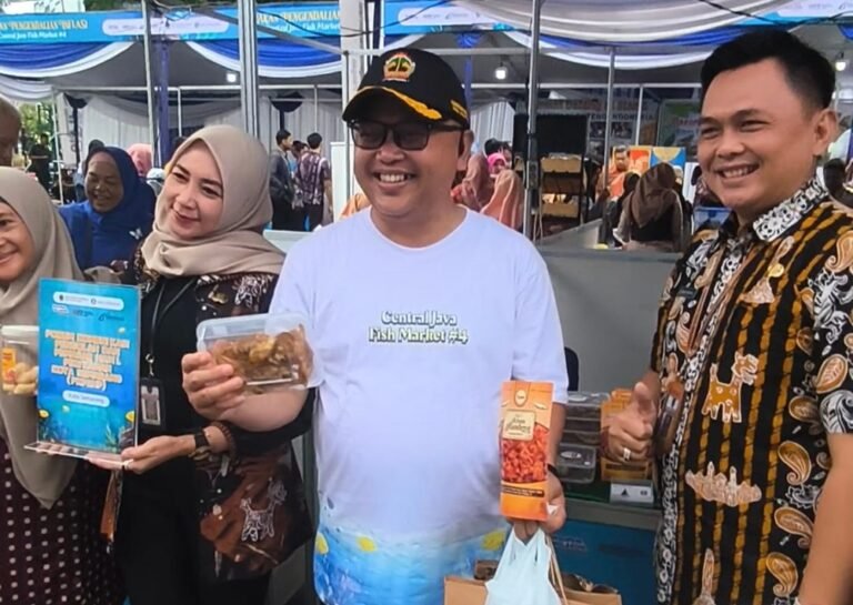 Kepala DKP Jawa Tengah, Endy Faiz Effendy, mengajak masyarakat gemar makan ikan dalam acara Central Java Fish Market di Kantor Gubernur Jateng, Selasa pagi. Ia menegaskan ikan kaya protein dan gizi penting bagi pertumbuhan anak. Kegiatan ini juga mendukung pencegahan stunting dan ekonomi biru berkelanjutan.