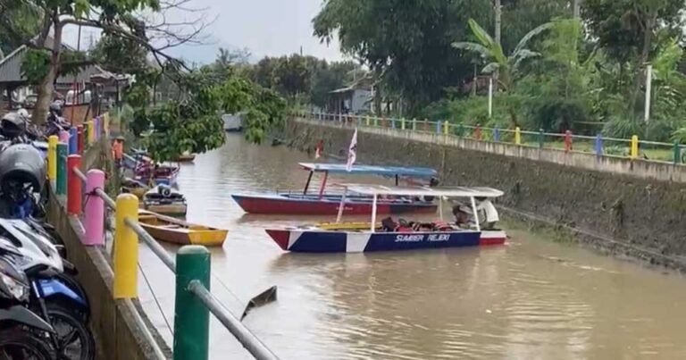 Warga Desa Bejalen, Kecamatan Ambarawa, Kabupaten Semarang, meminta pemerintah segera menormalisasi Sungai Panjang yang mengalami pendangkalan akibat sedimentasi dan sampah. Kondisi ini memicu banjir dan merendam lahan pertanian hingga lima hektare, menyebabkan gagal panen. Warga berharap perbaikan dilakukan sepanjang dua kilometer aliran sungai.