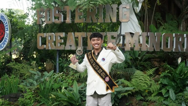 Mahasiswa Prodi Matematika UKSW, Yohannes Adi Wasono, meraih Juara 1 Duta GenRe Putra Kota Salatiga 2025 baru-baru ini di Salatiga. Ia menang karena kepeduliannya pada remaja dan gaya hidup sehat. Dengan persiapan intensif, ia berkomitmen menjalankan program REHAT melalui edukasi dan kolaborasi lintas lembaga.
