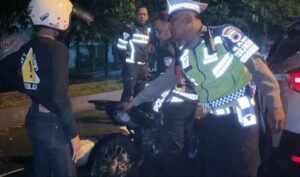 Polisi di Salatiga menghentikan seorang pemotor yang diduga hendak ikut balap liar di Jalan Lingkar Selatan pada Minggu dini hari, 2 November 2025. Tindakan ini dilakukan Polres Salatiga setelah menerima laporan warga untuk mencegah gangguan kamtibmas dan kecelakaan, dengan cara patroli, penertiban, serta pembinaan kepada remaja.