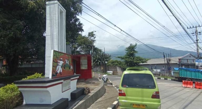 Monumen Lemah Abang di Desa Sikunir, Kecamatan Bergas, Kabupaten Semarang, menjadi saksi pertempuran sengit pasukan TKR melawan Sekutu pada 28 November 1945. Di bawah komando Mayor Soeyoto, 24 prajurit dan 21 warga gugur mempertahankan kemerdekaan. Monumen ini kini menjadi simbol keberanian dan pengorbanan pejuang Ambarawa.