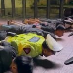 Petugas saat memimpin push up kepada pelanggar lalin