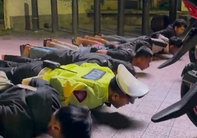 Petugas saat memimpin push up kepada pelanggar lalin