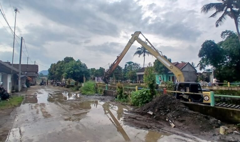 Normalisasi Sungai Panjang di Desa Bejalen, Ambarawa, dilakukan BBWS Pemali Juana setelah aspirasi warga disampaikan kepada Bupati Semarang Ngesti Nugraha pada Rabu (26/11/2025). Langkah ini diambil untuk mencegah luapan saat hujan deras dengan pengerukan sedalam dua meter, sehingga aliran sungai kembali aman.