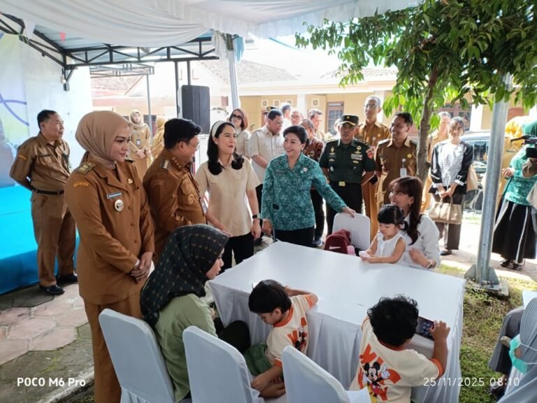 Kemendukbangga–BKKBN memastikan alokasi 10 persen SPPG untuk pencegahan stunting bagi bumil, busui, dan balita. Wamen Isyana Bagoes Oka menyampaikan hal itu saat kunjungan ke penerima MBG 3B di Tegalrejo Permai, Salatiga, Selasa 25 November 2025. Upaya dilakukan melalui koordinasi dengan BGN dan memastikan SOP berjalan baik.