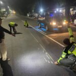 Seorang pelajar berusia 16 tahun tewas dalam kecelakaan lalu lintas saat mengendarai sepeda motor di Jalan Soekarno Hatta, Salatiga. Peristiwa melibatkan kendaraan tak dikenal ini ditangani cepat oleh Satlantas Polres Salatiga untuk penyelidikan lebih lanjut dan identifikasi pengendara yang terlibat.