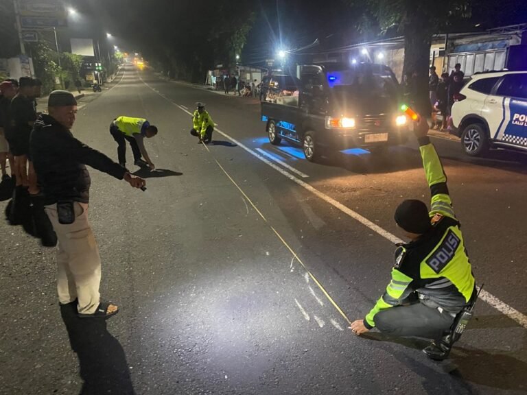 Seorang pelajar berusia 16 tahun tewas dalam kecelakaan lalu lintas saat mengendarai sepeda motor di Jalan Soekarno Hatta, Salatiga. Peristiwa melibatkan kendaraan tak dikenal ini ditangani cepat oleh Satlantas Polres Salatiga untuk penyelidikan lebih lanjut dan identifikasi pengendara yang terlibat.
