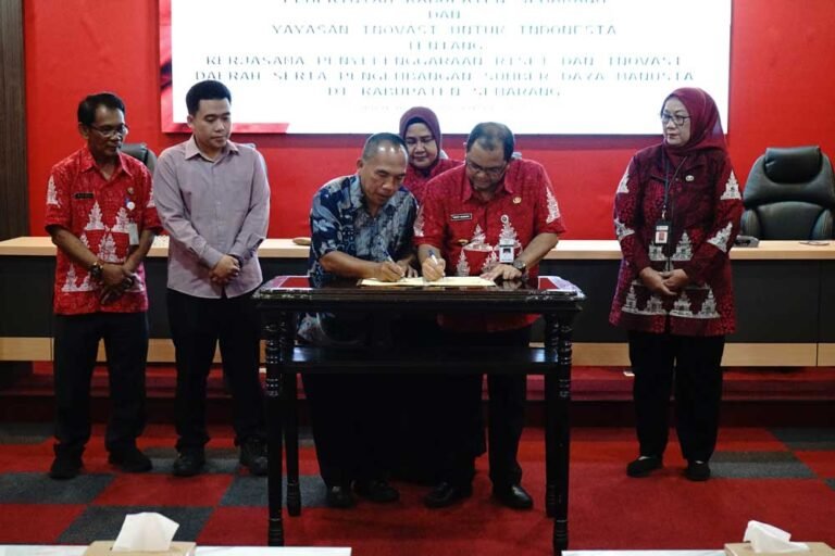Pemerintah Kabupaten Semarang bekerja sama dengan Yayasan Inovasi untuk Indonesia membangun Kampus Akademi Inovasi Indonesia (AII) di Desa Barukan, Tengaran. MoU ditandatangani Kamis (6/11/2025) oleh Bupati Ngesti Nugraha dan Ketua Yayasan IUI Samiyanto. Pembangunan ditargetkan selesai Juni 2026 untuk pemerataan pendidikan dan SDM unggul.
