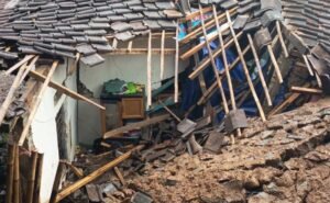 Cuaca ekstrem melanda Kabupaten Semarang dan memicu bencana angin puting beliung serta longsor pada 4–5 November 2025. Bupati Ngesti Nugraha memastikan bantuan disalurkan bagi warga terdampak. BPBD bersama instansi terkait melakukan pendataan dan penanganan, sementara masyarakat diimbau waspada menghadapi musim hujan.