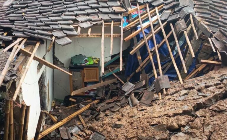 Cuaca ekstrem melanda Kabupaten Semarang dan memicu bencana angin puting beliung serta longsor pada 4–5 November 2025. Bupati Ngesti Nugraha memastikan bantuan disalurkan bagi warga terdampak. BPBD bersama instansi terkait melakukan pendataan dan penanganan, sementara masyarakat diimbau waspada menghadapi musim hujan.