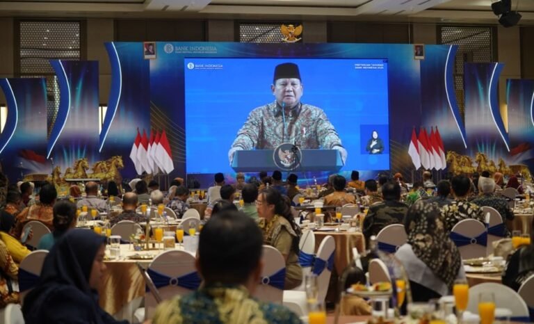 Presiden Prabowo menekankan pentingnya stabilitas harga dalam PTBI 2025, meminta penguatan pasokan pangan oleh pemerintah daerah dan Bank Indonesia. BI menegaskan dukungan melalui bauran kebijakan moneter dan sistem pembayaran. Di Jawa Tengah, TPID dan pemprov menyiapkan operasi pasar, logistik, dan monitoring harga untuk menjaga inflasi tetap terkendali.