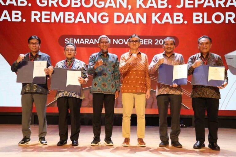Transformasi digital di Jawa Tengah terus meningkat melalui penggunaan QRIS yang praktis dan aman. Sekda Jateng Soemarno bersama Kepala BI Jateng Rahmat Dwisaputra menegaskan pentingnya transaksi digital dalam acara Rupiah Tresno Budoyo 2025 di Semarang, 1 November 2025, untuk mendorong kejujuran dan keamanan transaksi masyarakat.