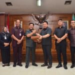 Rapat Paripurna DPRD Kota Salatiga digelar di Ruang Bhinneka Tunggal Ika, Rabu (12/11/2025), dengan agenda penyampaian Nota Keuangan dan Pandangan Fraksi terkait Rancangan APBD 2026. Wali Kota Robby Hernawan menyerahkan rancangan kepada Ketua DPRD Dance Ishak Palit, membahas sasaran pembangunan dan prioritas belanja daerah tahun depan.