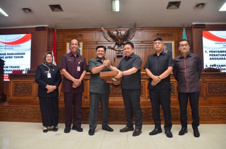 Rapat Paripurna DPRD Kota Salatiga digelar di Ruang Bhinneka Tunggal Ika, Rabu (12/11/2025), dengan agenda penyampaian Nota Keuangan dan Pandangan Fraksi terkait Rancangan APBD 2026. Wali Kota Robby Hernawan menyerahkan rancangan kepada Ketua DPRD Dance Ishak Palit, membahas sasaran pembangunan dan prioritas belanja daerah tahun depan.