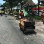 Lubang-lubang di Jalan Gatot Soebroto Ungaran meresahkan pengendara karena membahayakan terutama saat malam dan hujan. Satlantas Polres Semarang dan BBPJN Jateng-DIY melakukan penambalan darurat pada Rabu (19/11/2025) untuk mencegah kecelakaan. Total 12 titik ditangani, sementara perbaikan permanen dijadwalkan pada 2026.