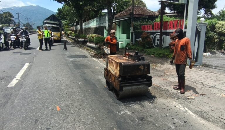 Lubang-lubang di Jalan Gatot Soebroto Ungaran meresahkan pengendara karena membahayakan terutama saat malam dan hujan. Satlantas Polres Semarang dan BBPJN Jateng-DIY melakukan penambalan darurat pada Rabu (19/11/2025) untuk mencegah kecelakaan. Total 12 titik ditangani, sementara perbaikan permanen dijadwalkan pada 2026.
