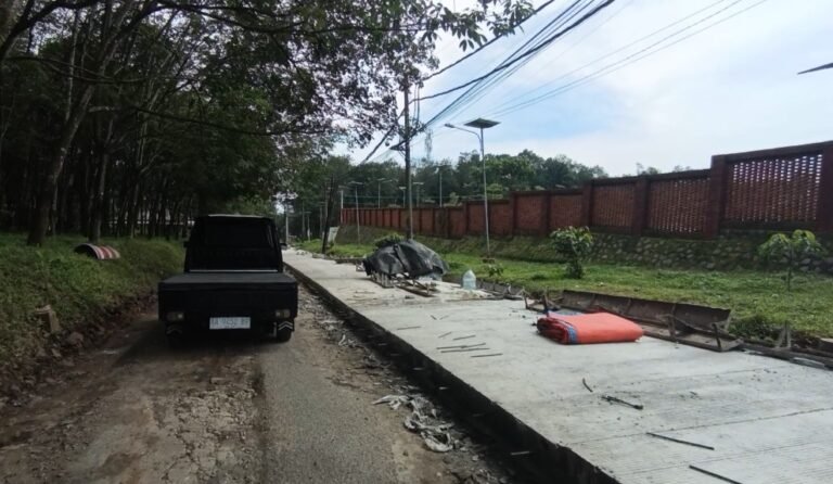 Pemkab Semarang memperbaiki Jalan PTP Ngobo XVIII setelah banyak protes warga. DPU Kabupaten Semarang menangani ruas jalan di Ungaran sejak 17 November 2025 karena kerusakan yang membahayakan. Perbaikan dilakukan dengan pengecoran beton, tahap bertahap, didukung APBD dan CSR untuk menjaga keamanan pengguna jalan.