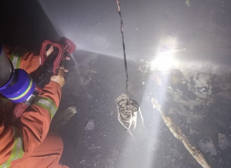 Kebakaran melanda kamar berukuran 3x3 meter di ruko I2nd Store, Jalan Sukowati No. 40B, Kota Salatiga, Selasa (11/11/2025) dini hari. Api yang diduga akibat korsleting listrik berhasil dipadamkan sekitar pukul 01.45 WIB oleh petugas Damkar tanpa menimbulkan korban jiwa, namun sempat memicu kepanikan warga.