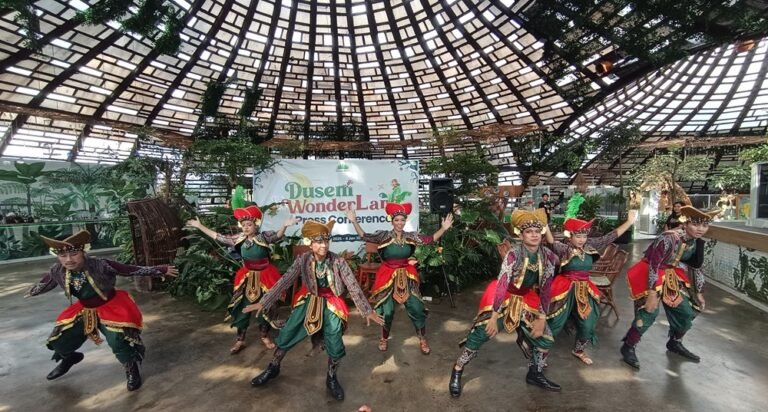 Dusun Semilir meluncurkan program wisata akhir tahun DUSEM WONDERLAND. Program ini disampaikan manajemen Dusun Semilir di Kecamatan Bawen, Kabupaten Semarang, Jumat (28/11/2025), untuk menyambut libur Natal 2025 dan Tahun Baru 2026 dengan konsep fantasi melalui wahana tematik, pertunjukan, dan pengaturan kunjungan demi kenyamanan wisatawan.