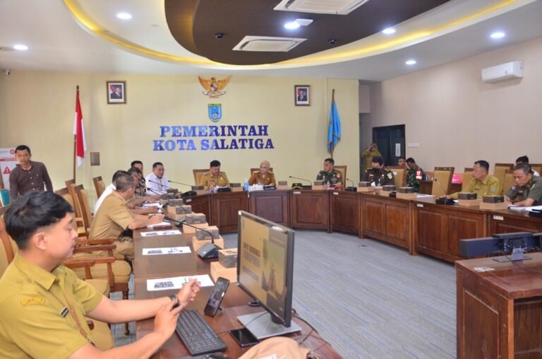 Rapat Forkopimda Salatiga dipimpin Wali Kota Robby Hernawan dan Wakil Wali Kota Nina Agustin di Salatiga pada Senin, 24 November 2025, untuk membahas keamanan kota. Rapat digelar karena maraknya balap liar dan dampak angin puting beliung. Pemkot meminta tindakan tegas dan percepatan respons DLH melalui koordinasi lintas instansi.