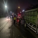 Kecelakaan maut terjadi di Jalan Fatmawati, Blotongan, Kota Salatiga, Selasa dini hari (11/11/2025), antara sepeda motor Honda Beat dan truk Hino terparkir. Pengendara motor, Mateus Jumingin (58), meninggal di lokasi akibat benturan keras. Polres Salatiga tengah menyelidiki penyebab dan menekankan pentingnya kewaspadaan di jalan.