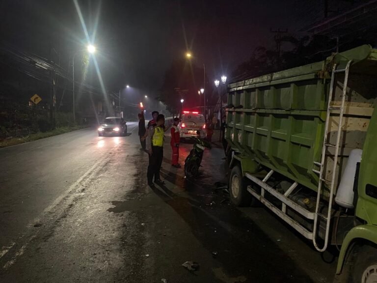 Kecelakaan maut terjadi di Jalan Fatmawati, Blotongan, Kota Salatiga, Selasa dini hari (11/11/2025), antara sepeda motor Honda Beat dan truk Hino terparkir. Pengendara motor, Mateus Jumingin (58), meninggal di lokasi akibat benturan keras. Polres Salatiga tengah menyelidiki penyebab dan menekankan pentingnya kewaspadaan di jalan.