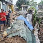 Talud di Perumahan Griya Mustika Jati, Bawen, Kabupaten Semarang, longsor pada Kamis (13/10/2025) sekitar pukul 08.30 WIB. Tiga motor ikut jatuh ke sungai akibat kikisan air. Warga bersama petugas membersihkan material dan menutup area dengan terpal untuk mencegah longsor susulan.