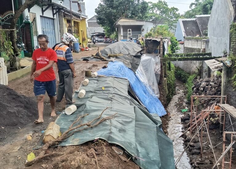 Talud di Perumahan Griya Mustika Jati, Bawen, Kabupaten Semarang, longsor pada Kamis (13/10/2025) sekitar pukul 08.30 WIB. Tiga motor ikut jatuh ke sungai akibat kikisan air. Warga bersama petugas membersihkan material dan menutup area dengan terpal untuk mencegah longsor susulan.