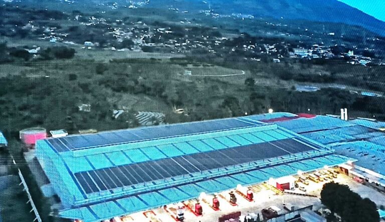 Coca-Cola Europacific Partners Indonesia meresmikan PLTS Atap berkapasitas 1,2 MWp di Pabrik Semarang, Bawen, Kamis (6/11/2025). Proyek ini menyuplai 17% kebutuhan energi pabrik dan menekan emisi karbon hingga 1.400 ton per tahun. Inisiatif ini menunjukkan komitmen perusahaan mendukung transisi energi bersih di industri.