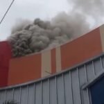 Asap tebal muncul dari atap Swalayan Luwes Ungaran setelah tumpukan kertas di lantai empat terbakar pada Rabu (19/11/2025). Kebakaran dipicu panas cerobong asap restoran. Petugas sekuriti dan damkar segera memadamkan api. Tidak ada korban jiwa dan operasional swalayan tetap berjalan.