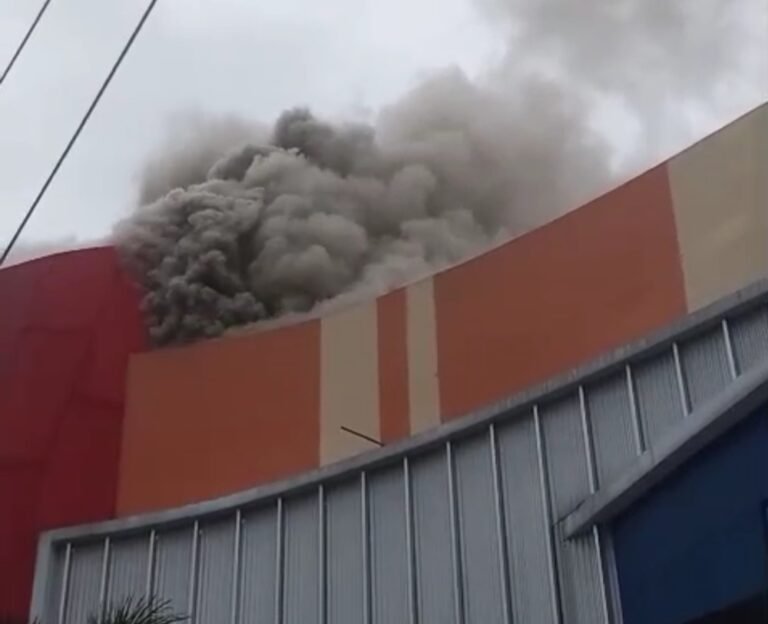 Asap tebal muncul dari atap Swalayan Luwes Ungaran setelah tumpukan kertas di lantai empat terbakar pada Rabu (19/11/2025). Kebakaran dipicu panas cerobong asap restoran. Petugas sekuriti dan damkar segera memadamkan api. Tidak ada korban jiwa dan operasional swalayan tetap berjalan.