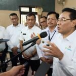 Wakil Menteri Kesehatan RI Benjamin Paulus Oktavianus meninjau program dokter spesialis keliling (Speling) di Salatiga, Rabu (5/11/2025). Ia menilai program Pemprov Jateng itu selaras dengan program nasional dan layak diterapkan secara luas. Program ini memudahkan masyarakat desa mendapat layanan dokter spesialis gratis dan cepat.