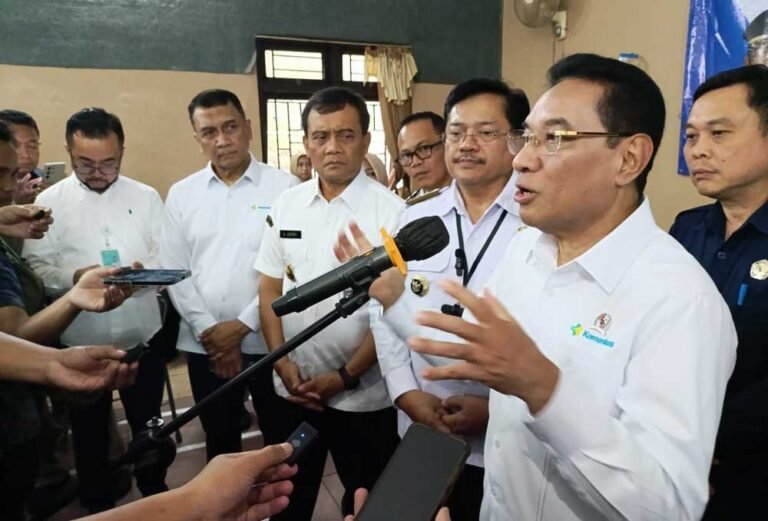 Wakil Menteri Kesehatan RI Benjamin Paulus Oktavianus meninjau program dokter spesialis keliling (Speling) di Salatiga, Rabu (5/11/2025). Ia menilai program Pemprov Jateng itu selaras dengan program nasional dan layak diterapkan secara luas. Program ini memudahkan masyarakat desa mendapat layanan dokter spesialis gratis dan cepat.