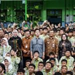 Gubernur Jawa Tengah Ahmad Luthfi mendampingi Wakil Presiden Gibran Rakabuming Raka meninjau program Makan Bergizi Gratis (MBG) di SMP Negeri 9 Salatiga, Jumat (7/11/2025). Kunjungan ini bertujuan memastikan distribusi dan kualitas gizi berjalan baik, serta menegaskan pentingnya pengawasan bahan pangan demi keamanan konsumsi siswa.