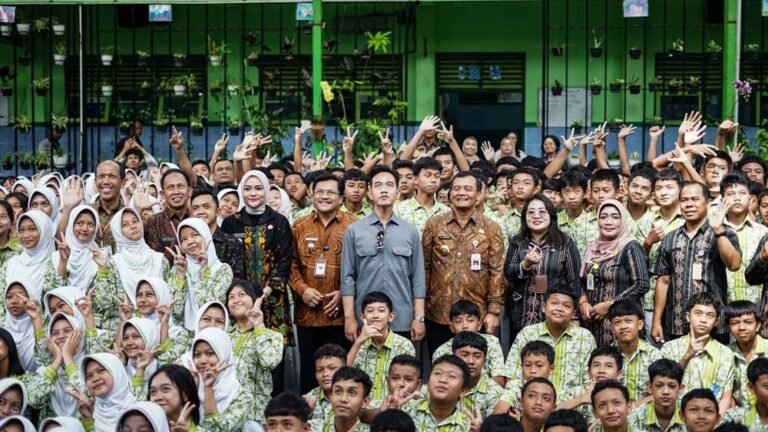 Gubernur Jawa Tengah Ahmad Luthfi mendampingi Wakil Presiden Gibran Rakabuming Raka meninjau program Makan Bergizi Gratis (MBG) di SMP Negeri 9 Salatiga, Jumat (7/11/2025). Kunjungan ini bertujuan memastikan distribusi dan kualitas gizi berjalan baik, serta menegaskan pentingnya pengawasan bahan pangan demi keamanan konsumsi siswa.