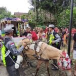 Perayaan ulang tahun ke-74 Reog Kendalen Wiroyudo digelar di Punden Kali Kembang, Desa Jetak, Sabtu (15/11/2025). Warga dan perangkat desa mengadakan ritual sebagai bentuk penghormatan sejarah seni yang berdiri sejak 1951. Acara bertujuan melestarikan budaya Jawa dan memotivasi generasi muda menjaga tradisi.