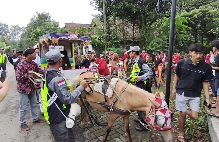 Perayaan ulang tahun ke-74 Reog Kendalen Wiroyudo digelar di Punden Kali Kembang, Desa Jetak, Sabtu (15/11/2025). Warga dan perangkat desa mengadakan ritual sebagai bentuk penghormatan sejarah seni yang berdiri sejak 1951. Acara bertujuan melestarikan budaya Jawa dan memotivasi generasi muda menjaga tradisi.