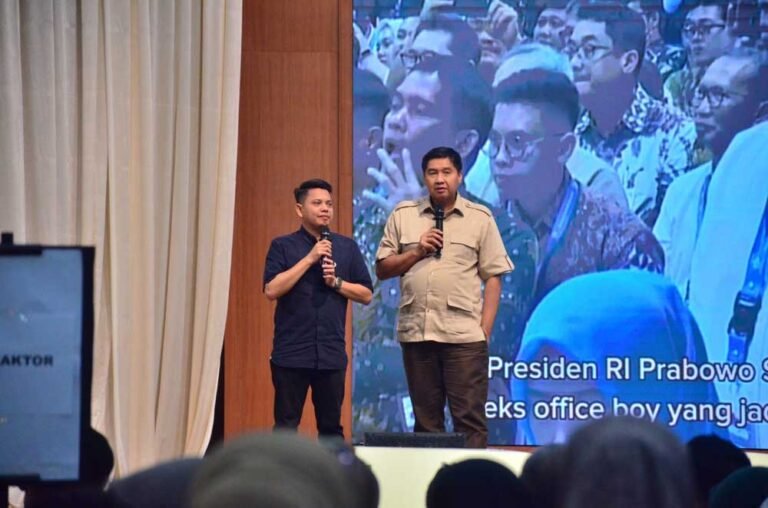 Menteri Perumahan dan Kawasan Permukiman Maruarar Sirait menghadirkan Wawan Ridwan, mantan tukang ojek yang kini jadi pengembang sukses, dalam sharing session di UKSW Salatiga, Rabu (5/11/2025). Acara ini menginspirasi mahasiswa agar berani berjuang dan berinovasi di sektor perumahan melalui program pemerintah.