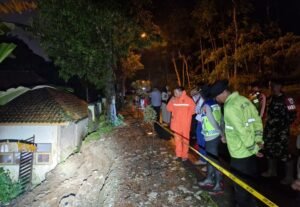 Hujan deras menyebabkan longsor yang merobohkan pagar SMP Negeri 7 Salatiga. Peristiwa ini melibatkan lingkungan sekolah di Jalan Setiaki, Kelurahan Dukuh, Sidomukti, pada Senin (22/12/2025) sore, akibat kondisi tanah labil. Kepolisian melakukan pengamanan, memasang garis polisi, serta berkoordinasi dengan instansi terkait.