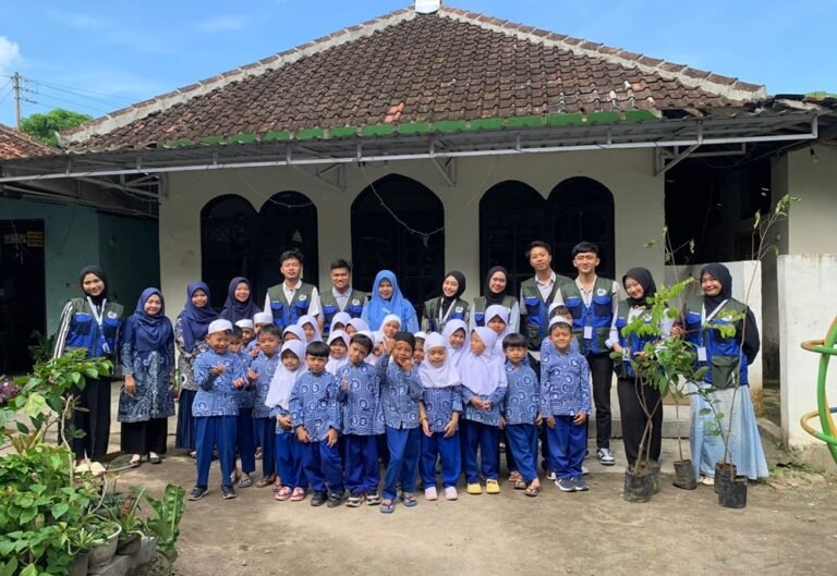 Mahasiswa KKN Mandiri UNY 27127 melaksanakan Program Bibit Bakti Desa di Dusun Sumber, Balecatur, Gamping, DIY, pada 7 November–4 Desember 2025. Kegiatan ini melibatkan warga dan lembaga pendidikan melalui pembagian serta penanaman bibit produktif guna mendorong penghijauan, kepedulian lingkungan, dan pemanfaatan lahan berkelanjutan secara gotong royong.