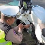 Aksi humanis anggota Polres Salatiga yang menyedot BBM dari motor dinas untuk membantu pengendara kehabisan bensin viral di media sosial. Tindakan Aiptu Hery ini terjadi di Jalan Kartini Salatiga, Selasa pagi (2/12/2025), sebagai bentuk kepedulian dan pelayanan agar warga dapat melanjutkan perjalanan dengan aman.