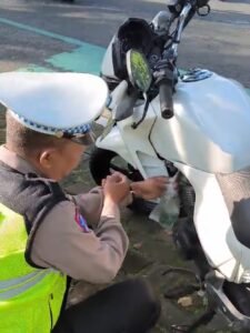 Aksi humanis anggota Polres Salatiga yang menyedot BBM dari motor dinas untuk membantu pengendara kehabisan bensin viral di media sosial. Tindakan Aiptu Hery ini terjadi di Jalan Kartini Salatiga, Selasa pagi (2/12/2025), sebagai bentuk kepedulian dan pelayanan agar warga dapat melanjutkan perjalanan dengan aman.