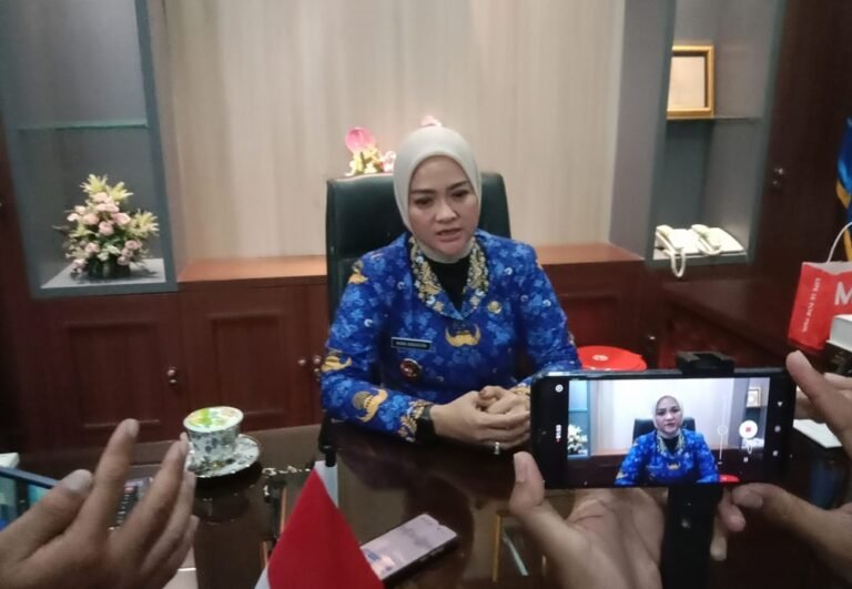 Empat SPPG di Kota Salatiga menghentikan sementara layanan Program Makan Bergizi Gratis. Penghentian dilakukan Satgas MBG bersama pengelola SPPG di Salatiga sejak 15 Desember 2025 akibat keterlambatan pencairan dana pusat, sehingga operasional dihentikan sambil menunggu pembayaran agar tidak melanggar aturan pendanaan.