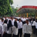 Wali Kota Salatiga menyerahkan penghargaan dan 908 SK PPPK Paruh Waktu secara simbolis usai upacara HUT ke-54 KORPRI dan HUT ke-80 PGRI di Alun-alun Pancasila Salatiga, Senin (1/12/2025). Kegiatan ini menegaskan komitmen integritas ASN serta penguatan profesionalisme dan netralitas aparatur pelayanan publik.